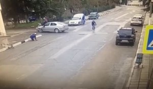 Un chauffard coupe la route à des cyclistes...