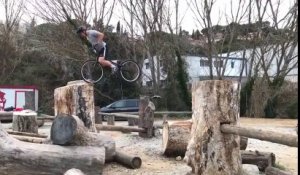 Il escalade des troncs d'arbres en vélo !