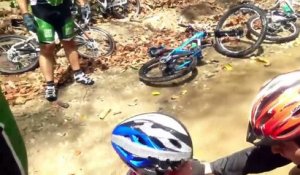 Venezuela : Un cycliste fait une grande chute et finit avec une grosse bosse sur sa tête !