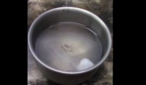 Réaction curieuse dans une casserolle d'eau