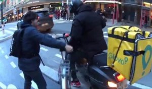 Cyclistes vs Scootériste sur une piste cyclable (Paris)