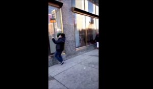 Ce gars se tape la tête contre une vitrine parce que sa copine ne l'ecoute pas