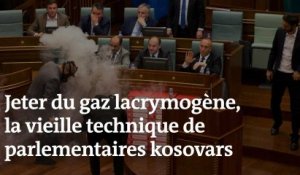 Jeter du gaz lacrymogène, la vieille technique de parlementaires kosovars