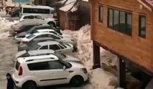 Une avalanche engloutit des voitures en Russie