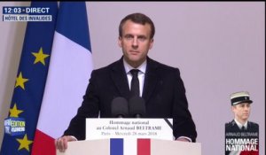 Hommage à Arnaud Beltrame: "Il a fait ce choix car il se serait éternellement reproché de ne pas l'avoir fait", dit Emmanuel Macron