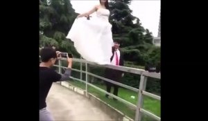 Cette mariée se vautre douloureusement sur une rampe : pas le plus beau jour de sa vie