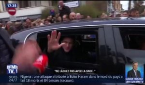 "Ne lâchez rien avec la SNCF", "Ne vous inquiétez pas", l'échange entre un passant et Macron