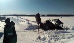 Il tente de remorquer un tracteur et le casse en deux !