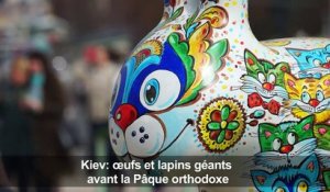 Lapins et œufs géants colorés dans les rues de Kiev pour Pâques
