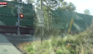 États-Unis : Il saute de son camion avant une collision avec un train (Vidéo)