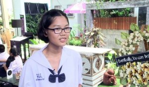 Bangkok: au café de la mort le client se couche dans un cercueil