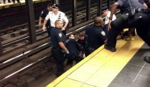 Courir sur les rails du métro c'est pas facile... Enchainement de gamelles de policiers