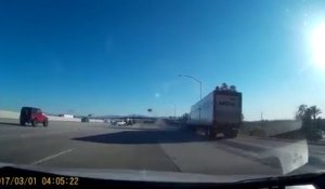 Un chauffard débarque de nulle part et provoque le pire sur l'autoroute