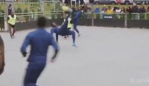 Football - Un joli retourné lors d'un tournoi en City Stade