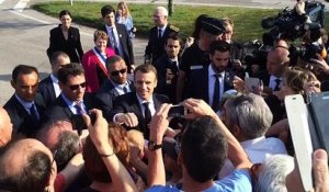 Emmanuel Macron prend un bain de foule à Saulxures-sur-Moselotte