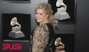 Kelly Clarkson hosting 2018 Billboard Music Awards