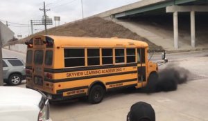 Un chauffeur de bus scolaire fait un énorme burnout! Aller les enfants, on va à l'école