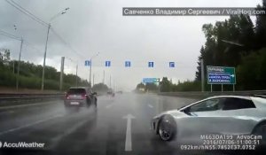 Une Lamborghini part en aquaplaning en pleine autoroute