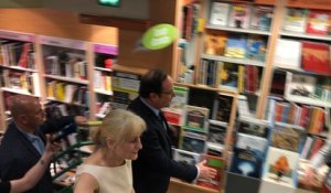 François Hollande dédicace à la librairie Thuard