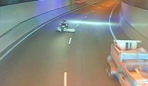 Ce motard se prend un matelas sur l'autoroute... Plutot cool comme gamelle