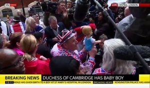 Le public présent devant la maternité où a accouché Kate Middleton célèbre la naissance du bébé royal - Regardez