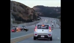 Un homme en moto donne un petit coup de pied à une voiture mais va provoquer un énorme accident