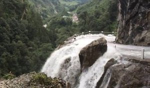 Une route traversée par une cascade (Népal)