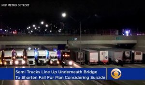 13 camions s'alignent en dessous d'un passage à niveau pour empêcher un homme de se suicider