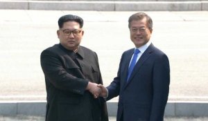 Corées : poignée de main historique entre Kim Jong-un et Moon Jae-in