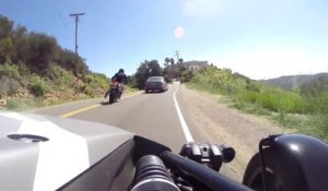 Le reflexe surhumain d'un motard qui évite une voiture arrêtée au milieu de la route