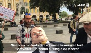 Des militants font "virevolter" un pantin à l'effigie de Macron