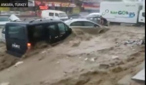 Inondations : cet homme est emporté sur sa voiture à Ankara !