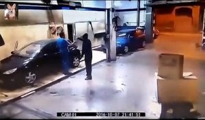 Un braqueur se fait prendre son arme et est obligé de laver des voitures