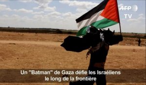 Un "Batman" de Gaza manifeste près de la frontière israélienne