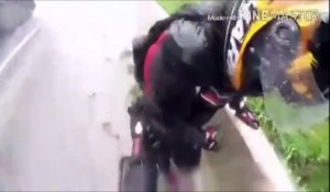Le superbe réflexe de ce motard qui sauve sa femme après une chute sur une route mouillée