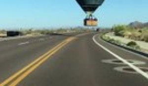 Une montgolfière en perte d'altitude vient frôler les voitures sur une autoroute
