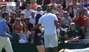 Wimbledon : Une ramasseuse de balles, blessée après un service, fond en larmes (Vidéo)