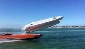 Un super-boat s'envole en percutant un concurrent en pleine course