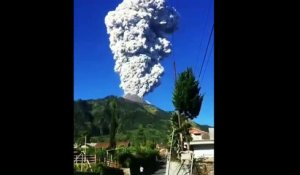 Des images de l'éruption spectaculaire du Mont MERAPI en Indonésie