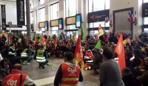 Manifestation des cheminots toulousains en grève à la gare Matabiau