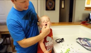 La technique rigolote d'un papa pour enlever le petit pois coincé dans le nez de son fils