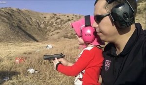 Il apprend à sa fillette de 4 ans à tirer au pistolet et elle adore ça