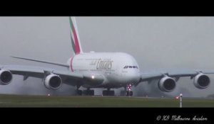 Un airbus A380 crée une énorme vague en atterrissant sur une piste inondée.