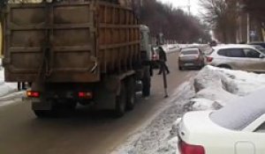 Ce camion vient chercher un autre camion, regardez comment il va le charger!