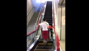 Un escalator adapté aux fauteuils roulants (Japon)