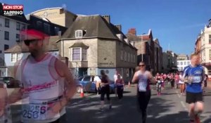 Angleterre : Une automobiliste force le passage pendant un semi-marathon (Vidéo)