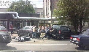 Un motard s'encastre violemment sous une voiture