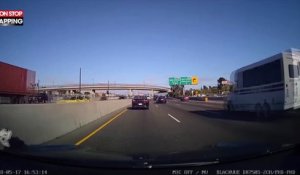 États Unis : Un motard fonce droit sur une voiture, les images chocs (Vidéo)