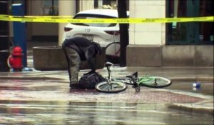 Un cycliste excédé par la lenteur de l'équipe de déminage, décide de s'occuper lui-même d'un sac suspect !