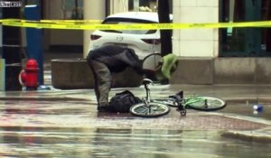 Un cycliste se jette sur un sac abandonné lors d'une fouille anti-déminage